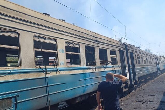 Війська РФ ударили по електропоїзду на Харківщині: є жертва і поранені