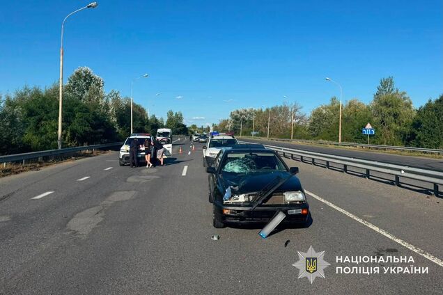 В Закарпатье 11-летний мальчик погиб под колесами автомобиля, перебегая дорогу. Фото с места ДТП