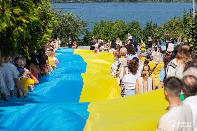 Крылья единства: в День Независимости жители Днепра прошли по городу с 50-метровым флагом Украины
