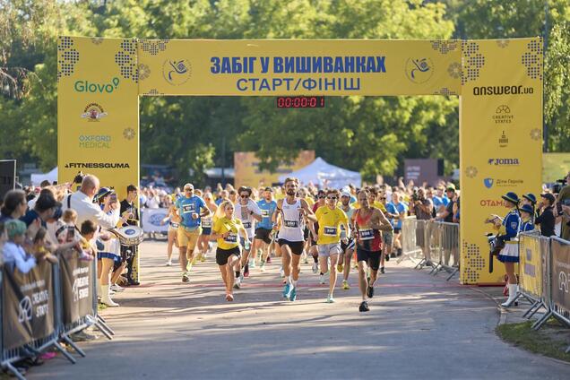 В Киеве около 2000 человек приняли участие в благотворительном «Забеге в вышиванках». Фото