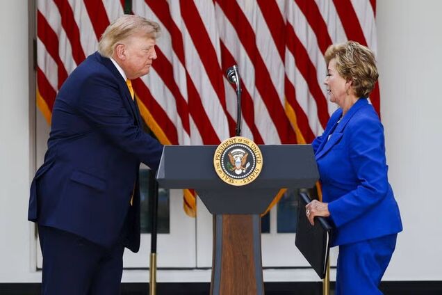 Трамп носить підгузок? The Mirror підловили 80-річного президента США з дивною опуклістю під одягом. Фото