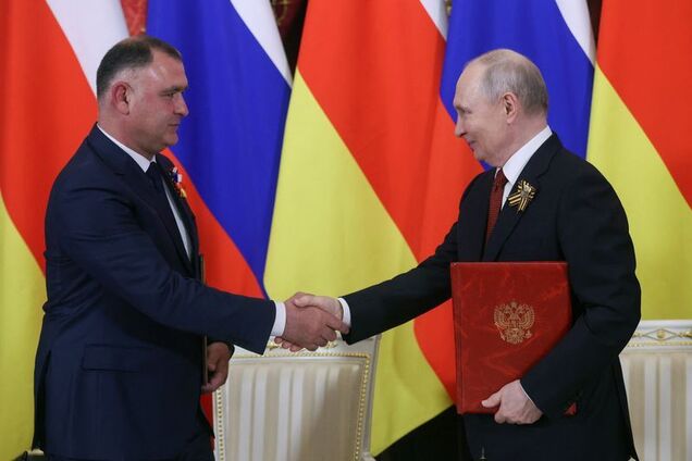 Президент Росії Володимир Путін (праворуч) і Алан Гаглоєв, президент сепаратистського грузинського регіону Південна Осетія, присутні на церемонії підписання документів після зустрічі в Кремлі (Москва, Росія), 9 травня 2026 року