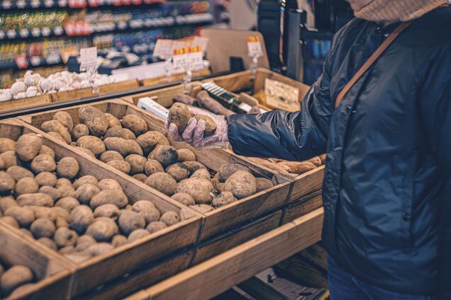 Иллюстрация: женщина выбирает картофель в супермаркете