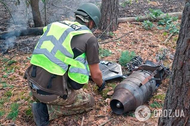 У Києві внаслідок падіння уламків ворожого реактивного дрона виникла пожежа: на місці працювали сапери. Фото та відео