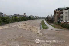 У Японії зливи спричинили повені і зсуви ґрунту: людей заблокувало у будинках і авто. Фото