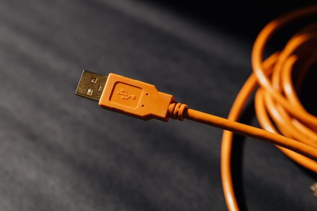 Что означает символ, похожий на трезубец, на USB-кабеле