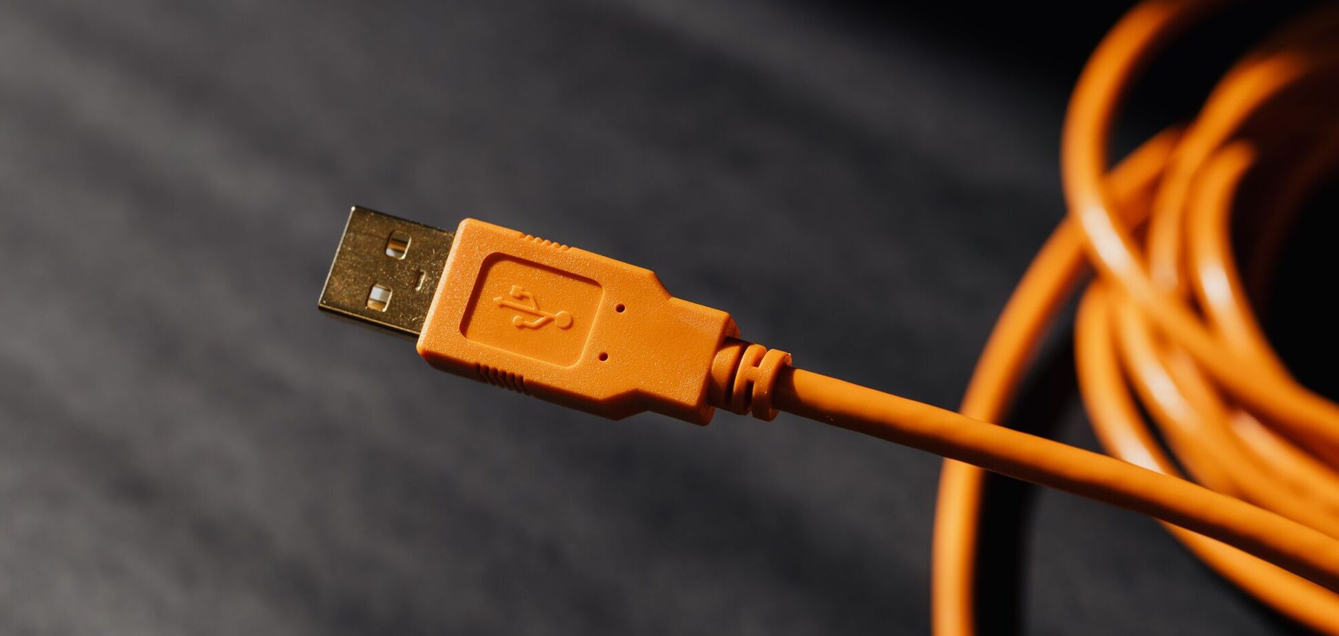 Что означает символ, похожий на трезубец, на USB-кабеле