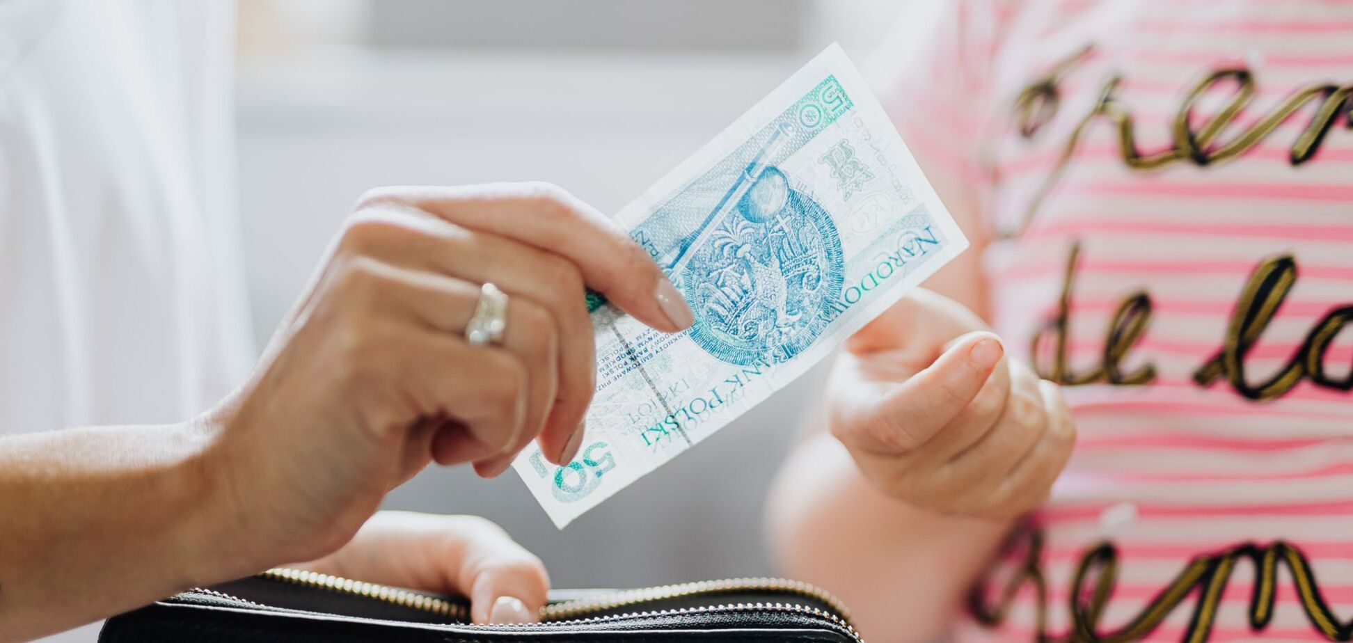 Ілюстрація - мати дає дитині гроші