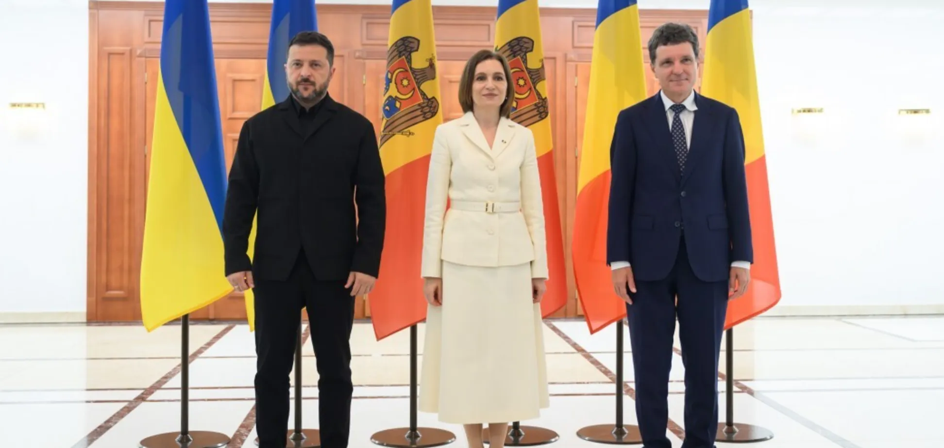 Володимир Зеленський, Мая Санду та Нікушор Дан під час зустрічі в Кишиневі.