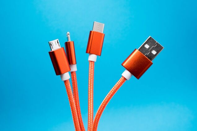 Це мало хто знає: чому виробники роблять USB-порти фіолетовими