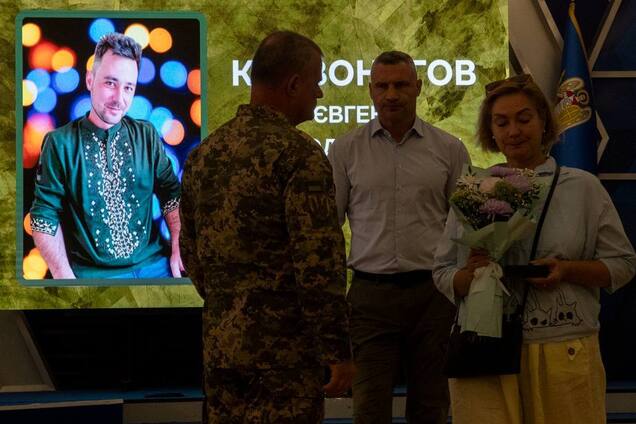 Кличко в Киеве наградил медалями семьи погибших украинских героев. Фото