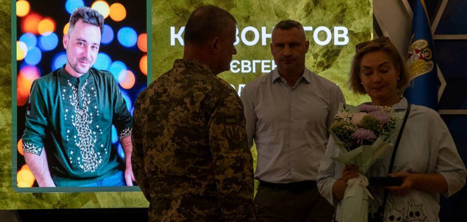 Кличко в Киеве наградил медалями семьи погибших украинских героев. Фото