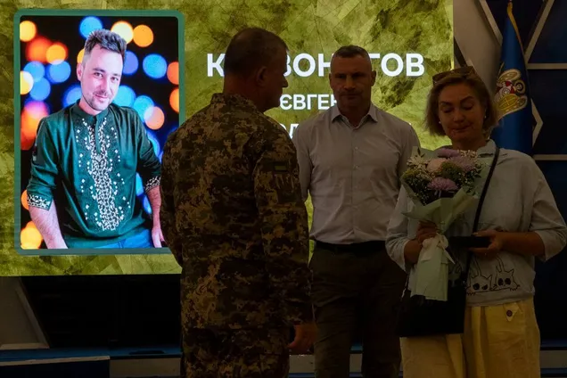 Кличко в Киеве наградил медалями семьи погибших украинских героев. Фото