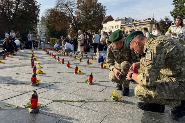 'Ми пишаємося своїми воїнами': як в Україні вшановують загиблих захисників і захисниць. Фото акцій із різних областей