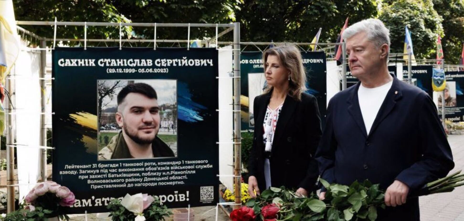 Порошенко в День памяти погибших защитников: лучшее почтение павшим — сильная Украина, за которую они сражались