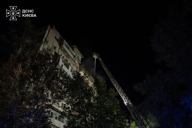 У Києві внаслідок російської атаки сталась пожежа у багатоповерхівці: зруйновано перекриття. Фото і відео