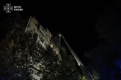 В Киеве в результате российской атаки произошел пожар, повреждены дома: есть пострадавшие. Фото и видео