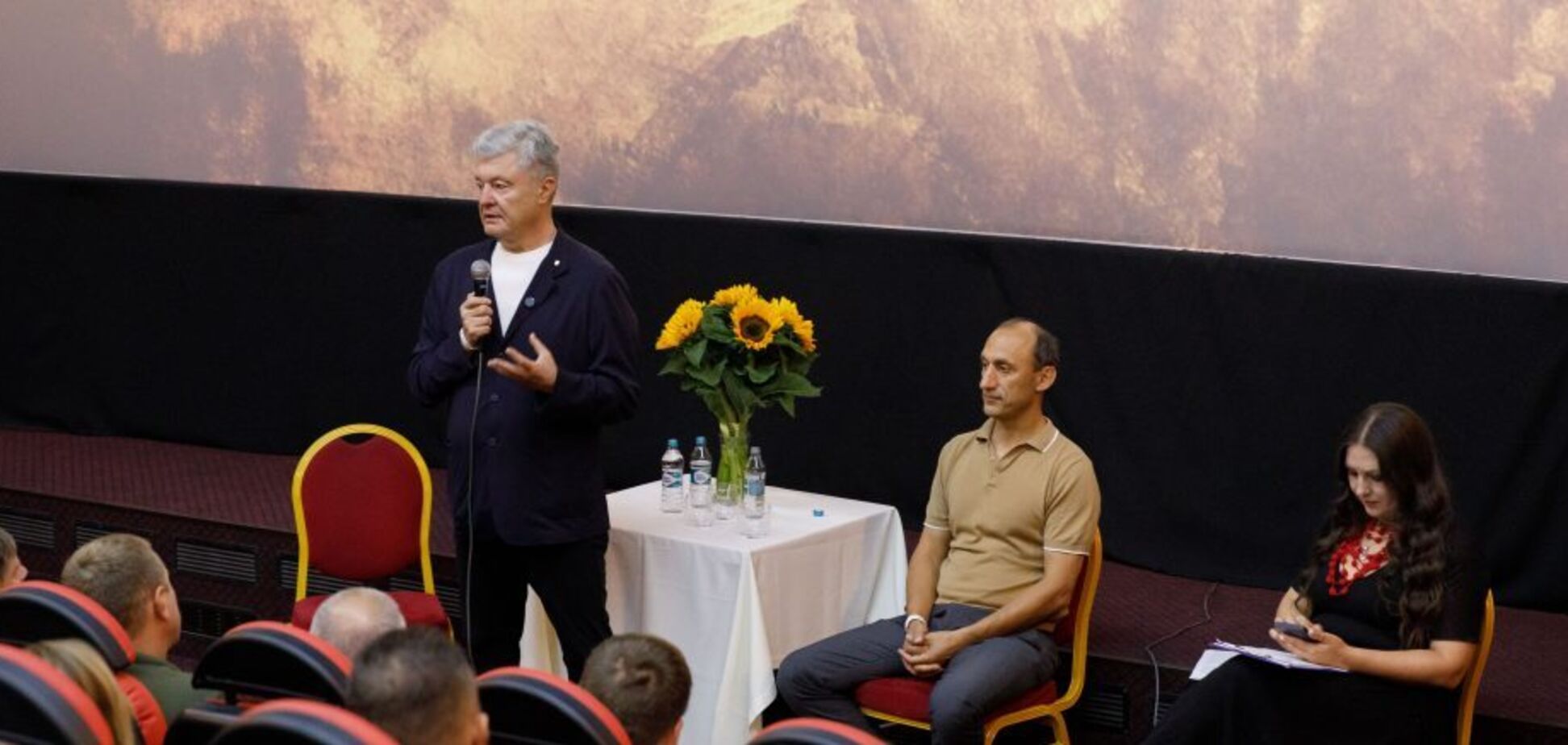 Порошенко: политика в отношении ветеранов должна быть справедливой, эти люди отдали свое здоровье за Украину