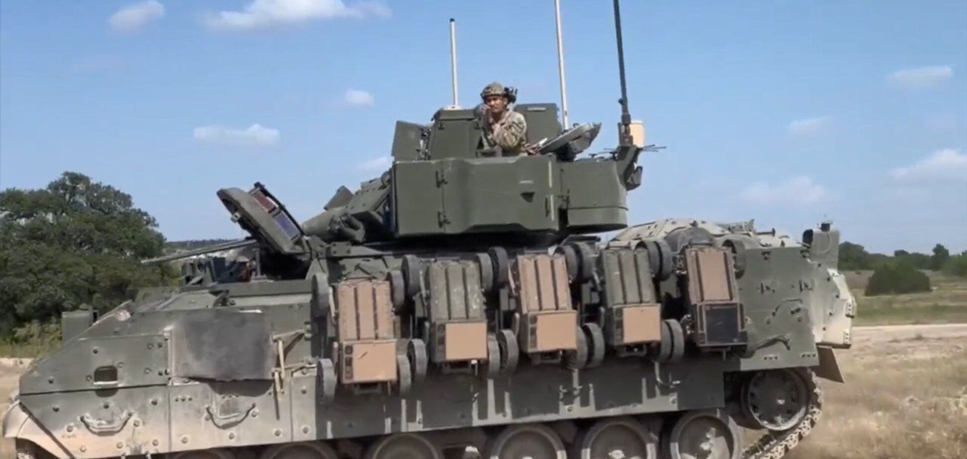 У США продемонстрували БМП Bradley з п'ятьма НРК FireAnt