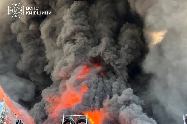 Спасатели ликвидируют последствия российской атаки в Киевской области. Иллюстративное фото