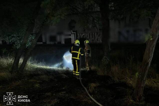 У Києві пролунали вибухи: уламки дронів впали в трьох районах, спалахнули пожежі. Подробиці та фото