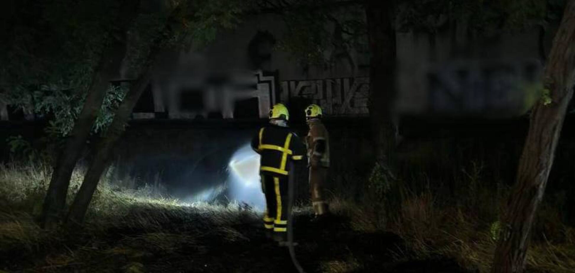 У Києві пролунали вибухи: уламки дронів впали в трьох районах, спалахнули пожежі. Подробиці та фото