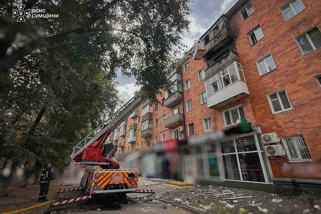 Россия нанесла удар с помощью 'Италмаса' по многоэтажному дому в Сумах: загорелась квартира, есть пострадавшие. Видео