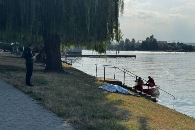 В Ивано-Франковске в городском озере обнаружили тело человека: что известно. Фото и видео