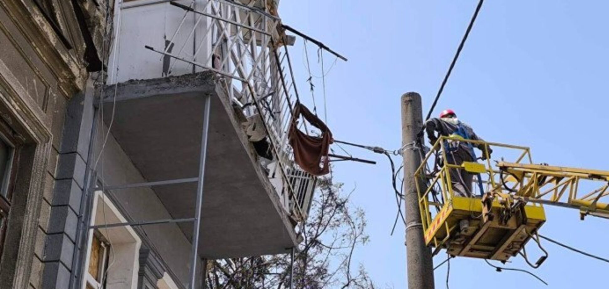 Попри постійні атаки на енергетичну інфраструктуру, наші енергетики щодня відновлюють пошкоджені мережі
