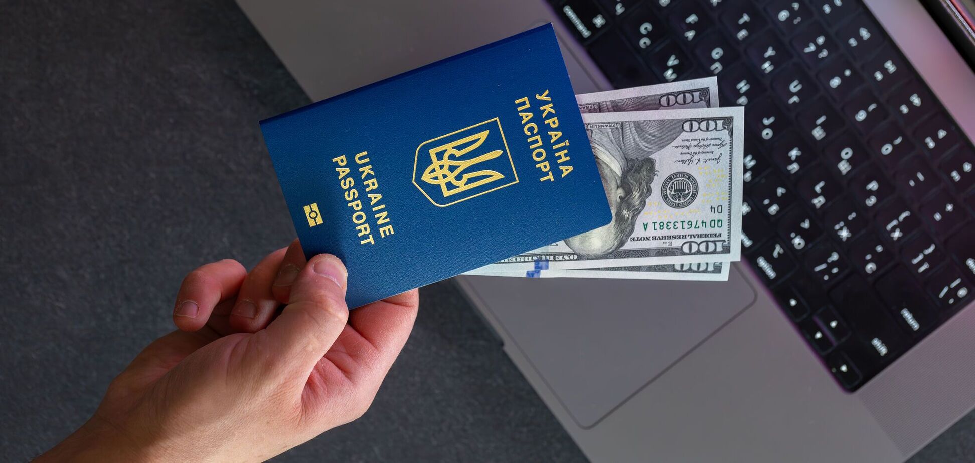 Иллюстрация — паспорт Украины для выезда за границу