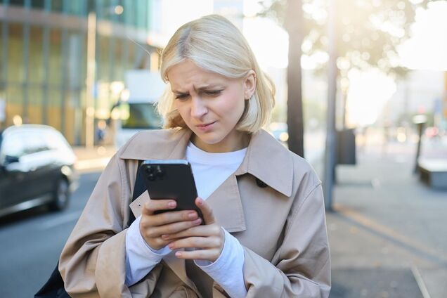 Иллюстрация — девушка со смартфоном на улице