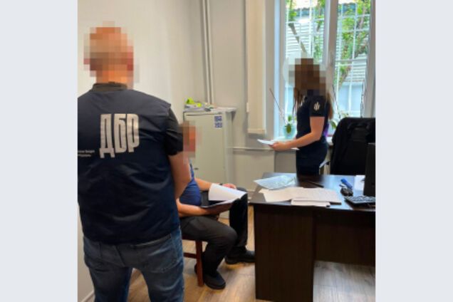 Приковал человека наручниками к лестнице: в Закарпатье будут судить сотрудника ТЦК. Фото