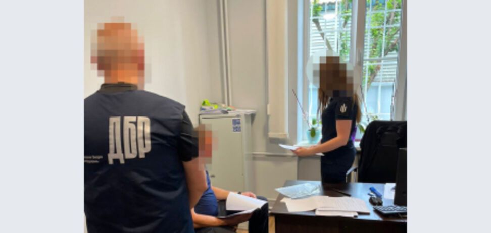 Приковав людину наручниками до сходів: на Закарпатті судитимуть співробітника ТЦК