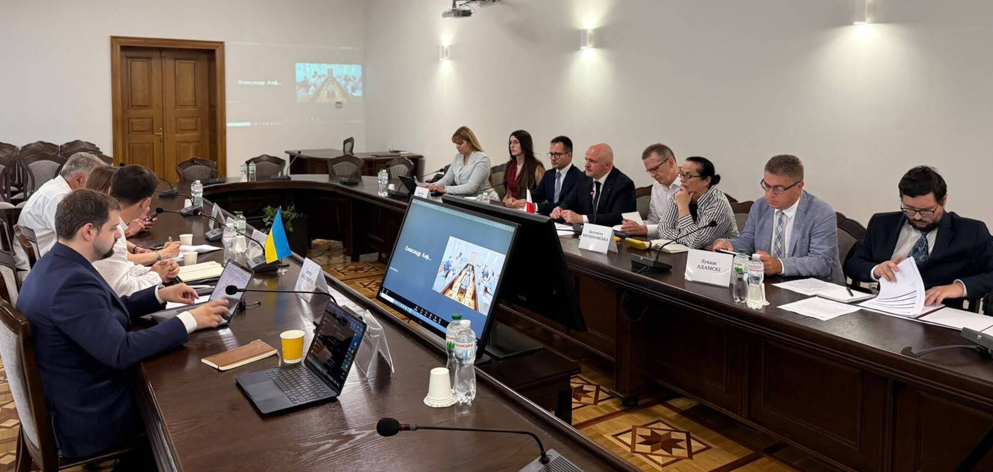 Представники України та Польщі обговорили у Львові проведення пошуково-ексгумаційних робіт щодо Волинської трагедії