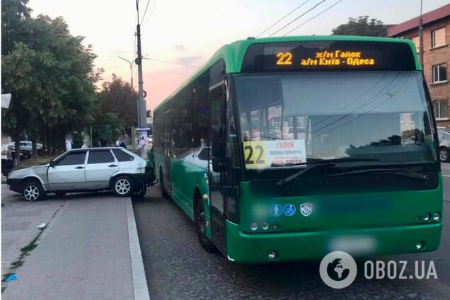 На Київщині легковик протаранив автобус, а потім збив жінку на зупинці. Фото та подробиці