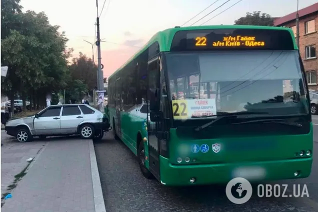 На Київщині легковик протаранив автобус, а потім збив жінку на зупинці. Фото та подробиці