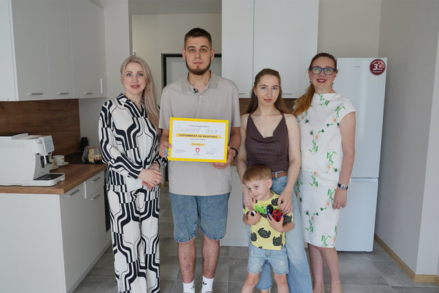 Захисник Маріуполя Ілля Захаров отримав квартиру від Фонду Ріната Ахметова після трьох років полону