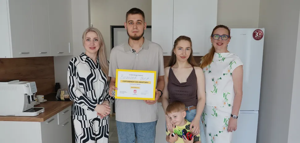 Захисник Маріуполя Ілля Захаров отримав квартиру від Фонду Ріната Ахметова після трьох років полону