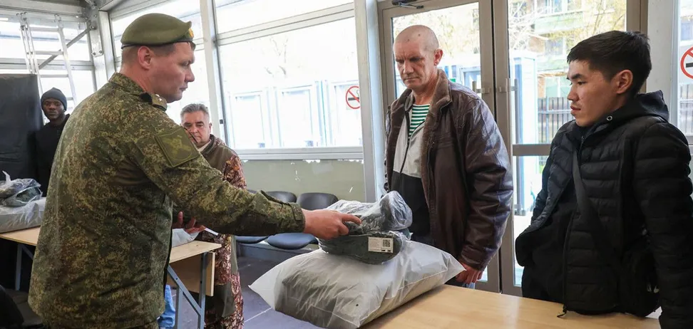 Пугають мобілізацією: у регіонах Росії посилюють тиск на бізнес заради грошей «мисливцям за контрактниками»