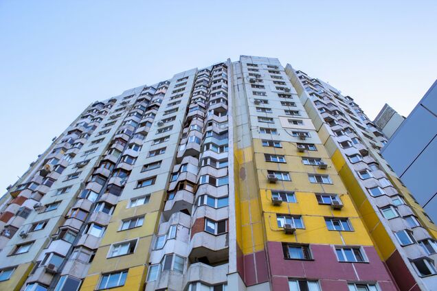 Мешканка багатоповерхівки встановила металеву огорожу на прибудинковій території і отримала позов до суду: чим усе скінчилось