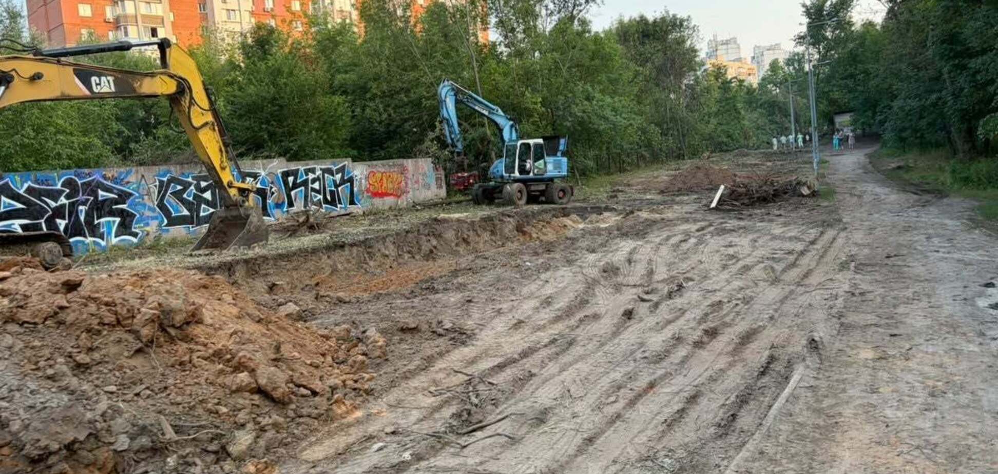 Вирубка лісу на Теремках в Києві