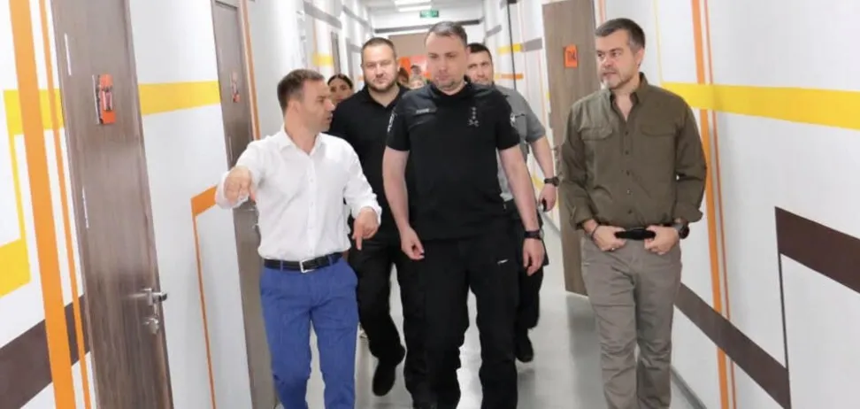 Від укриттів до реабілітаційного центру для ветеранів: Буданов відвідав Гатненську громаду