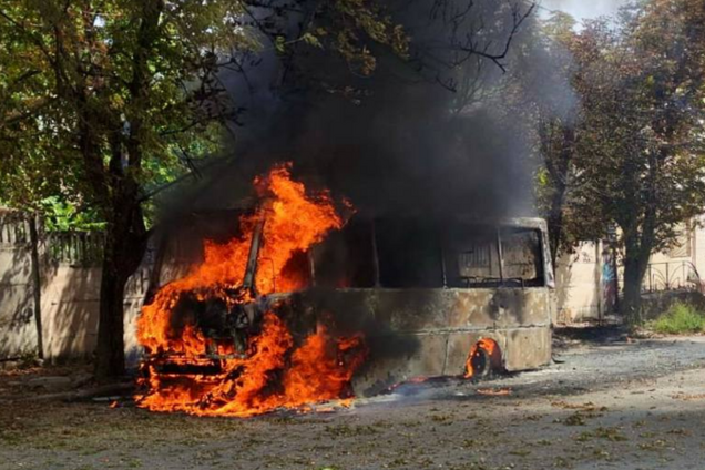 Окупанти вдарили по Нікополю: згорів рейсовий автобус, загинув водій