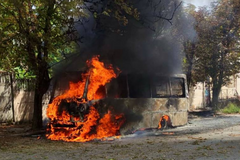 Окупанти вдарили по Нікополю: згорів рейсовий автобус, загинув водій