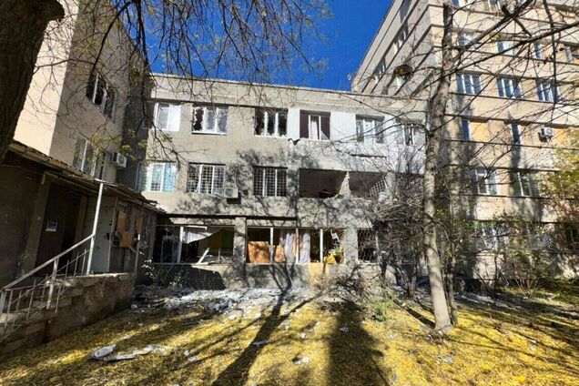 Россияне атаковали дроном больницу в Херсоне: пострадали медработницы