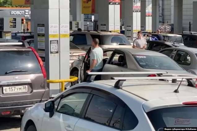 У Росії вишукувались величезні черги за пальним, а на багатьох АЗС воно взагалі зникло. Відео