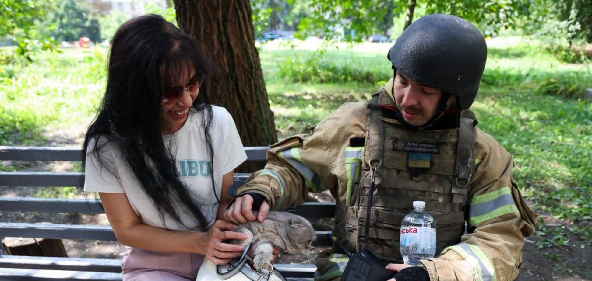 В Харькове из-под завалов многоэтажного дома вытащили живую кошку: трогательные фото спасения