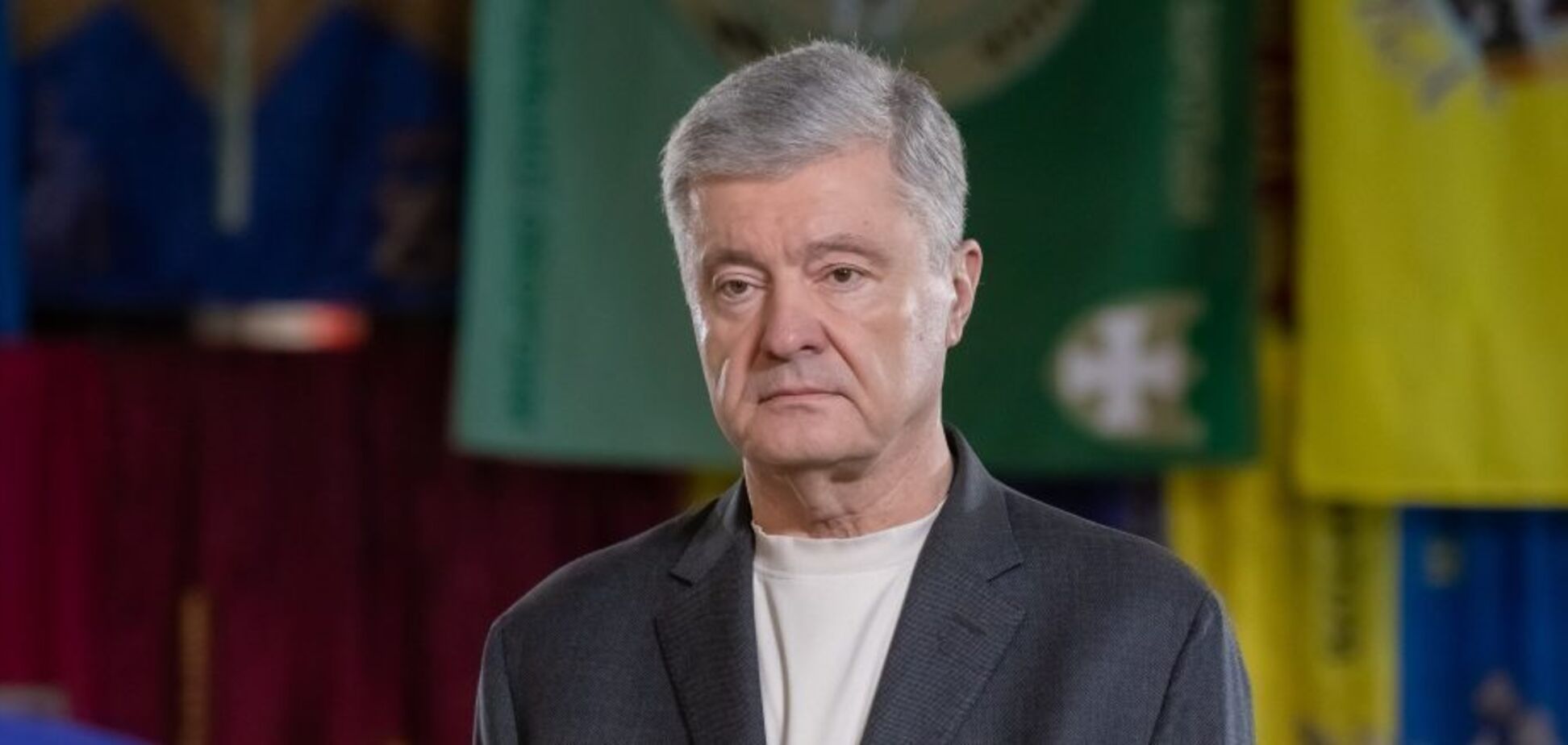 'Вся країна живе і працює під обстрілами': Порошенко закликав нардепів-боягузів скласти мандати