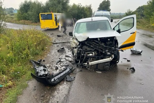 На Волыни школьный автобус столкнулся с автомобилем 'Укрпочты': пострадали подростки. Фото