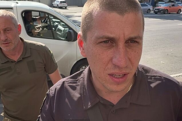 'Ти що оборзєл, швидше показуй документи і йди нах*й': у Києві поліцейський грубо заштовхав чоловіка з бронню в бус. Почали службове розслідування